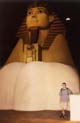 Las Vegas = Egyiptom (Hotel Luxor). A háttérben az üveg-piramis